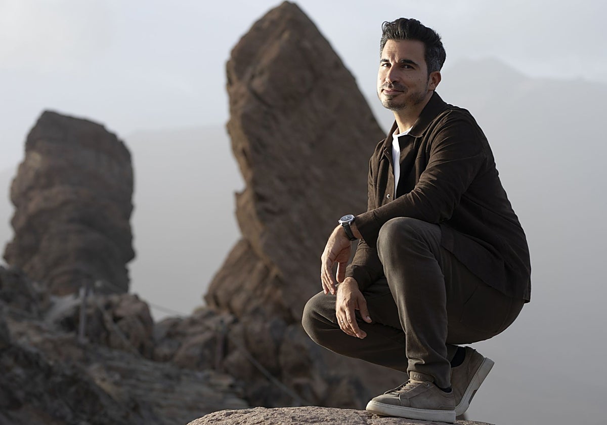 El novelista malagueño Javier Castillo posa ante el Roque Cinchado en el Parque Nacional del Teide, donde discurre su nueva novela.