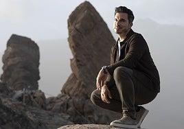 El novelista malagueño Javier Castillo posa ante el Roque Cinchado en el Parque Nacional del Teide, donde discurre su nueva novela.