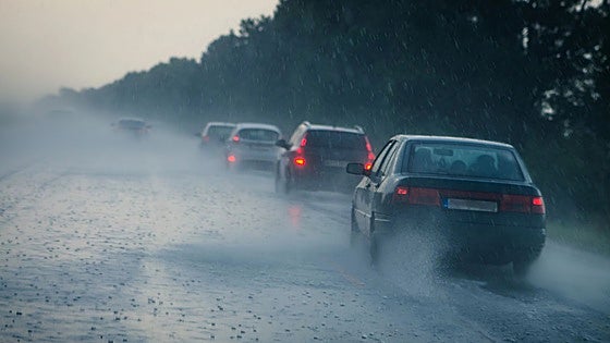 La DGT explica qué hacer si te atrapa una riada en el coche