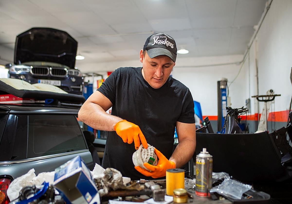 Un autónomo, al frente de su pequeño taller de coches.