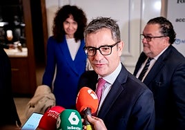 El ministro de Justicia, Félix Bolaños, se dirige a la prensa.