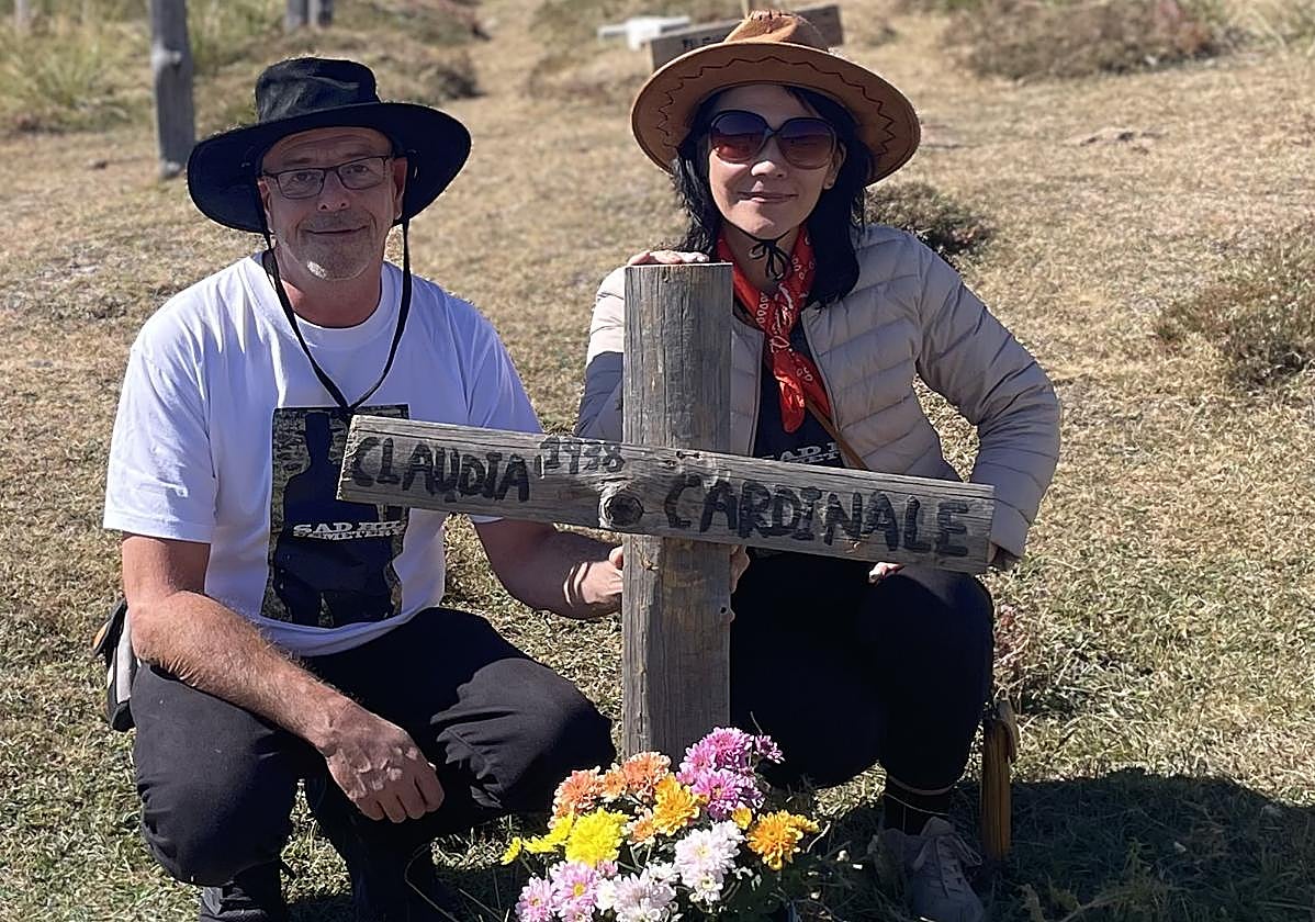 Stephan y Makiko, en la tumba de Claudia Cardinale en Sad Hill.