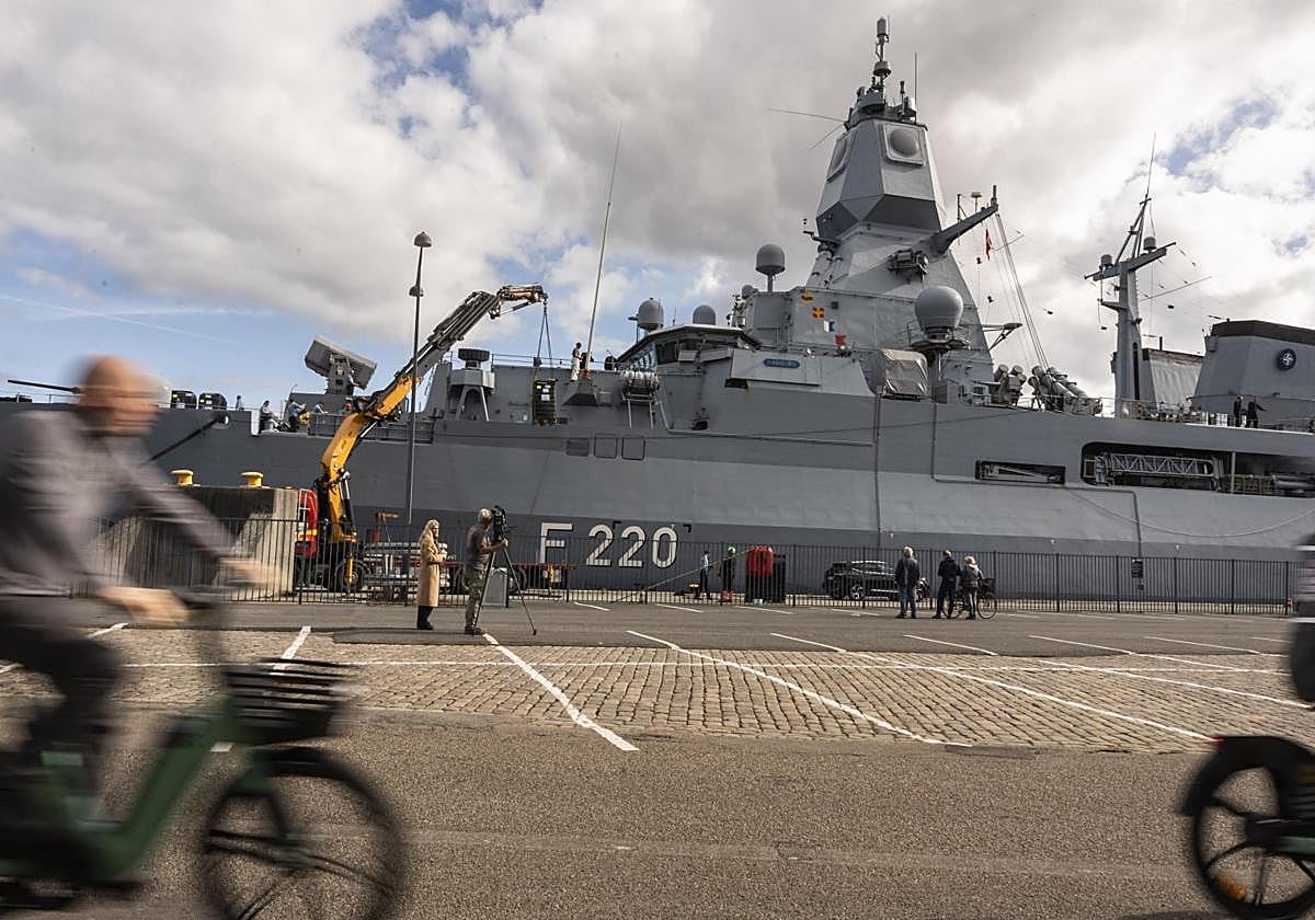 La fragata de defensa aérea alemana FGS Hamburg F220, atracada en Copenhague.