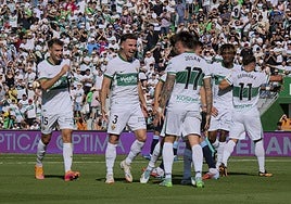 Jugadores del Elche celebran una victoria.