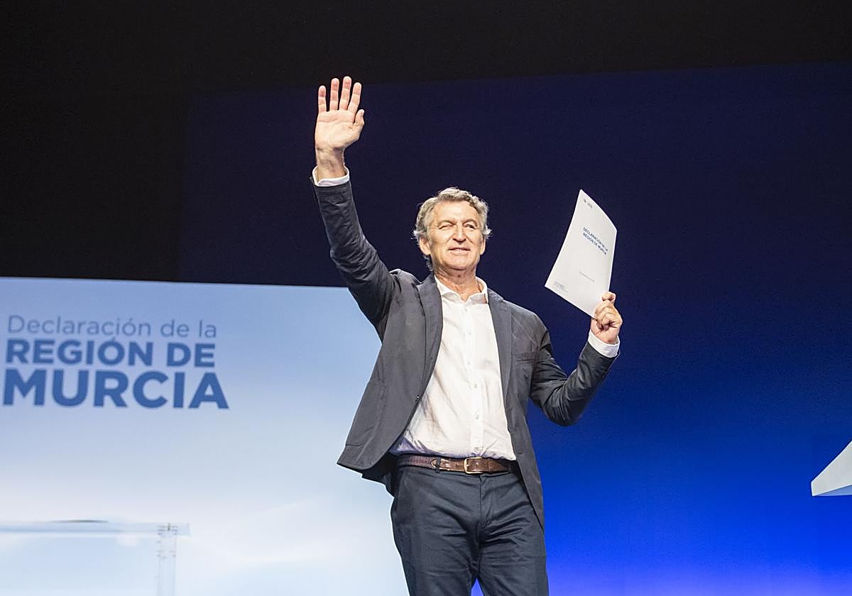 El líder del PP, Alberto Núñez Feijóo, este domingo durante el acto de su partido en Murcia.