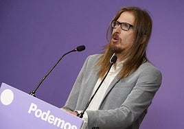 El portavoz de Podemos, Pablo Fernández, este lunes en rueda de prensa.