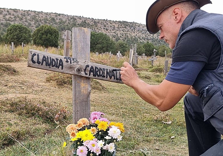 Joseba del Valle repasa la cruz de Claudia Cardinale, un día después de que Stephan y Mikiko depositaran las flores.