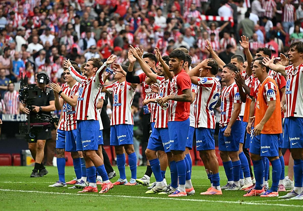 Los jugadores del Atlético, tras su contundente victoria en el derbi.