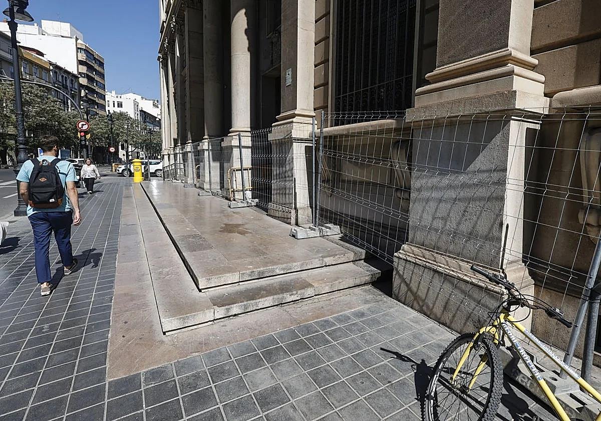 El robo se produjo en la calle Guillem de Castro cuando la víctima circulaba en bicicleta.