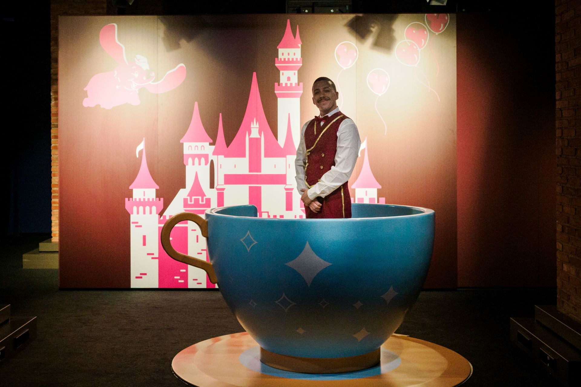 Una gran taza y de fondo el castillo de Disney.