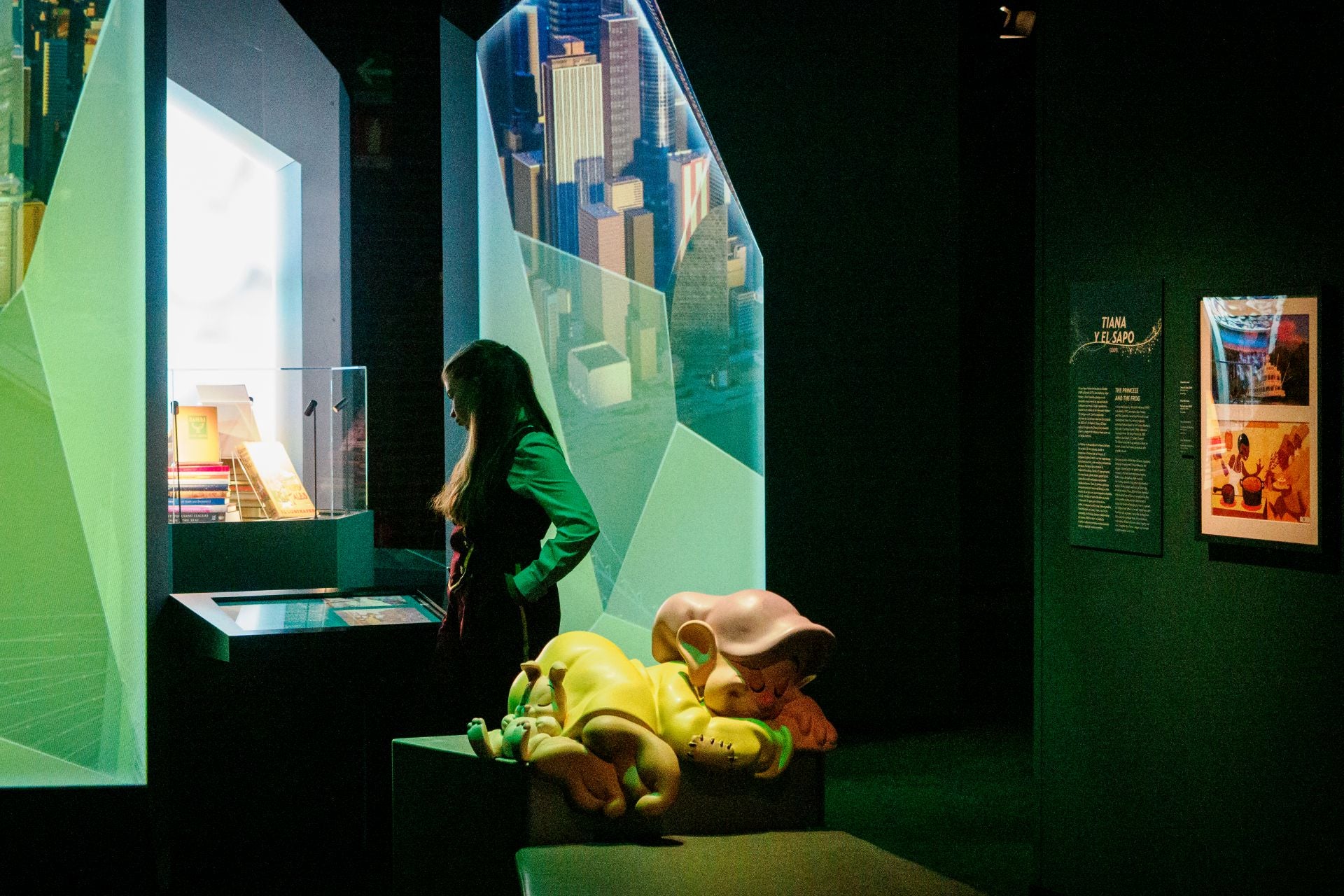 Una joven observa uno de los objetos, junto a Dormilón.