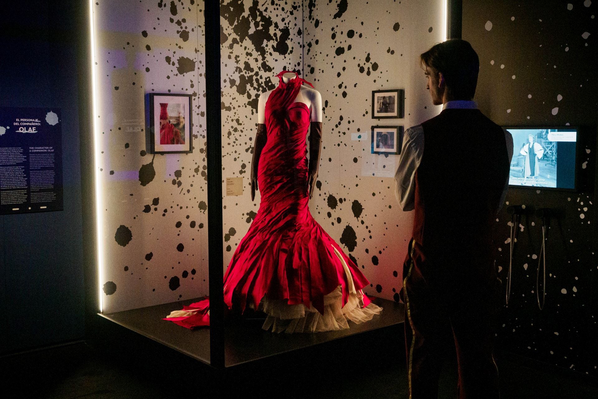 El espectacular vestido rojo que Emma Watson lució en 'Cruella'.