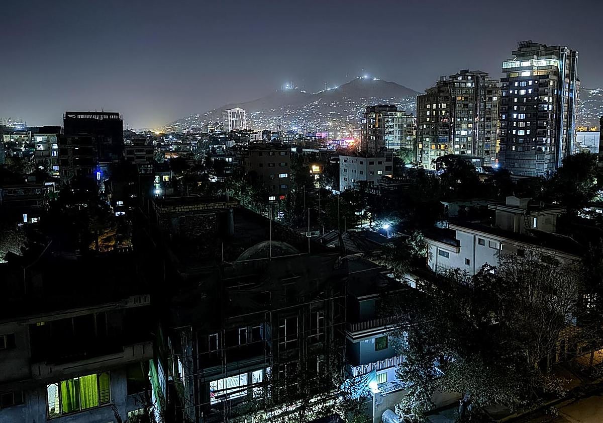 Imagen principal - Los talibanes cancelan los vuelos internacionales y someten a Afganistán a un apagón total de telefonía e internet