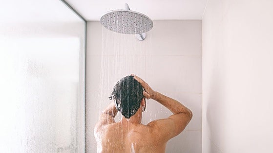 ¿Es mejor ducharse por la mañana o por la noche? La ciencia lo tiene claro