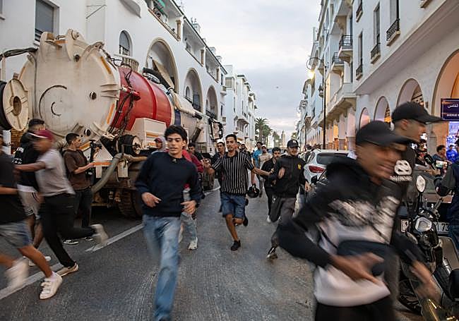 Jóvenes corren huyendo de la policía en Rabat.