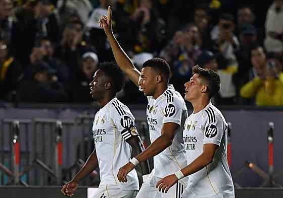 Kylian Mbappé celebra junto a Vinicius y Arda Güler su segundo gol al Kairat Almaty.