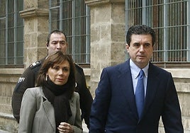 Jaume Matas llega a los juzgados con su mujer.