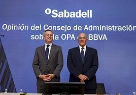El presidente de Banco Sabadell, Josep Oliu (i) y el consejero delegado, César González-Bueno (i).