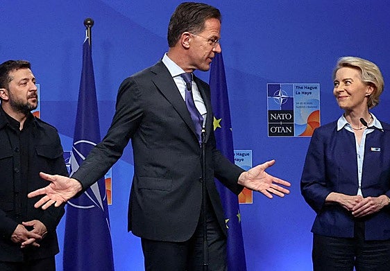 El secretario general de la OTAN, Mark Rutte, conversa con la presidenta de la Comisión Europea, Ursula von der Leyen, en una foto de archivo.