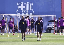 Hansi Flick y su ayudante Marcus Sorg, durante un entrenamiento del Barça.