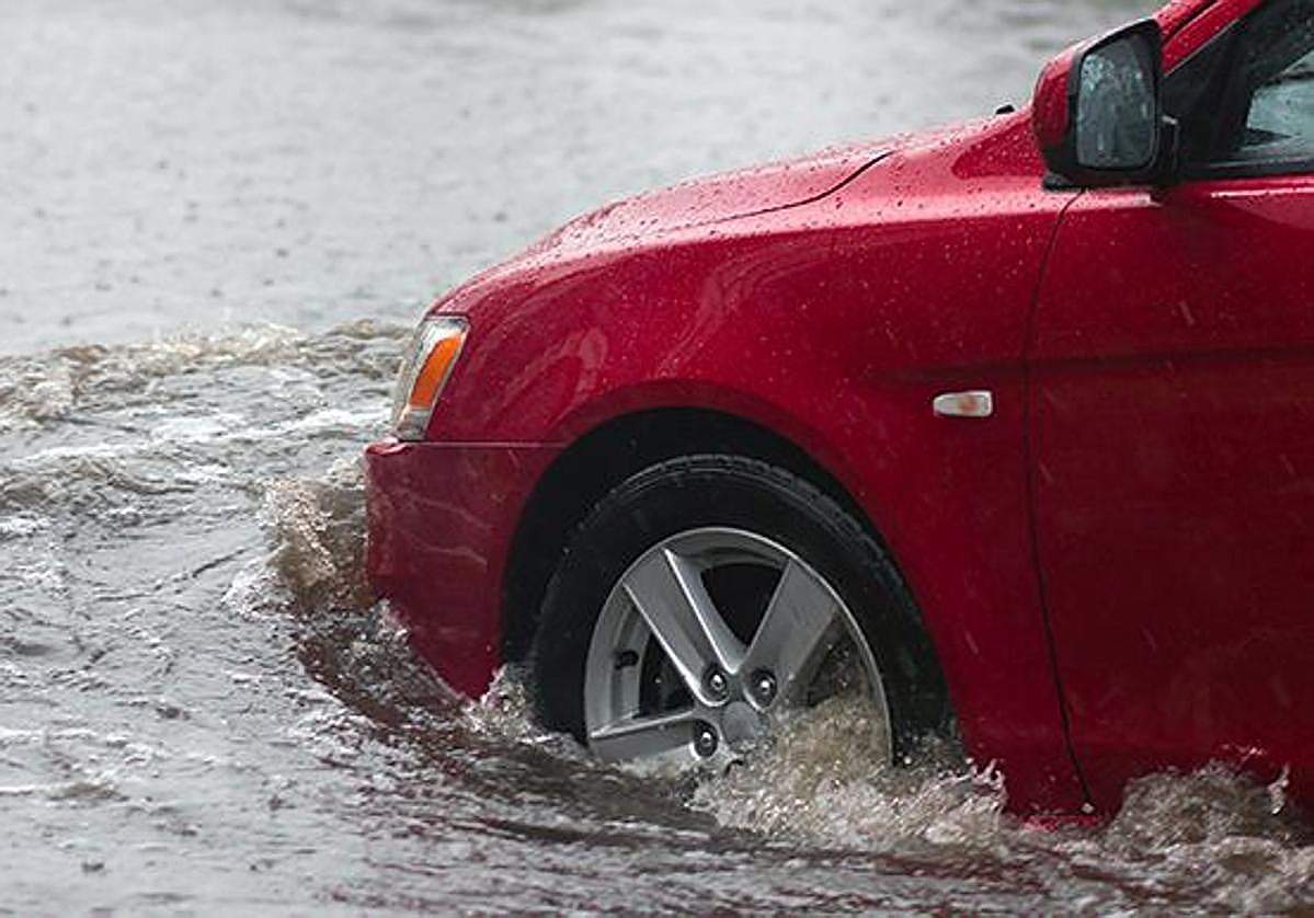 El riesgo más grave y costoso se produce cuando el coche está en marcha y el agua alcanza el motor