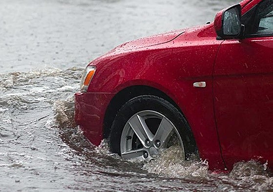 El riesgo más grave y costoso se produce cuando el coche está en marcha y el agua alcanza el motor