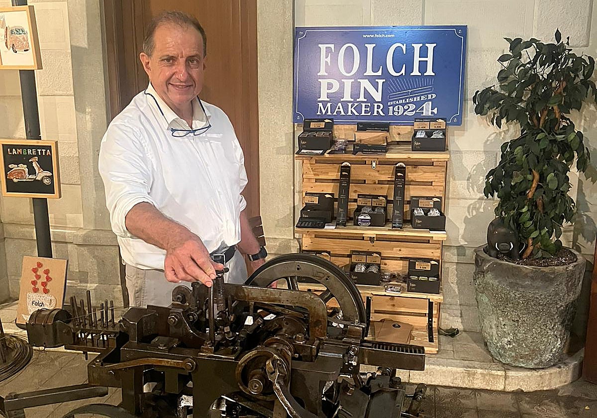 Josep Maria Folch, gerente de la metalúrgica, con la primera máquina de alfileres que llegó a España en 1887 y que está en sus instalaciones.