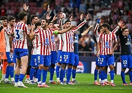 Los jugadores del Atlético celebran el triunfo ante el Eintracht con la afición.