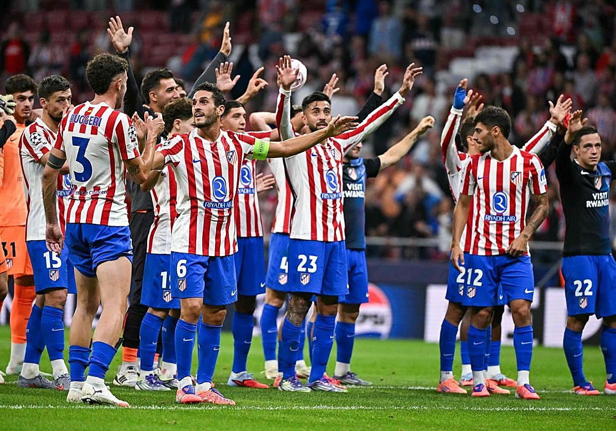 Los jugadores del Atlético celebran el triunfo ante el Eintracht con la afición.