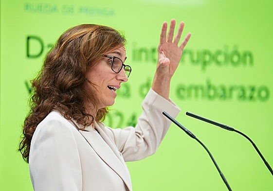 La ministra Mónica García, hoy, durante la presentación de los datos sobre abortos en España.