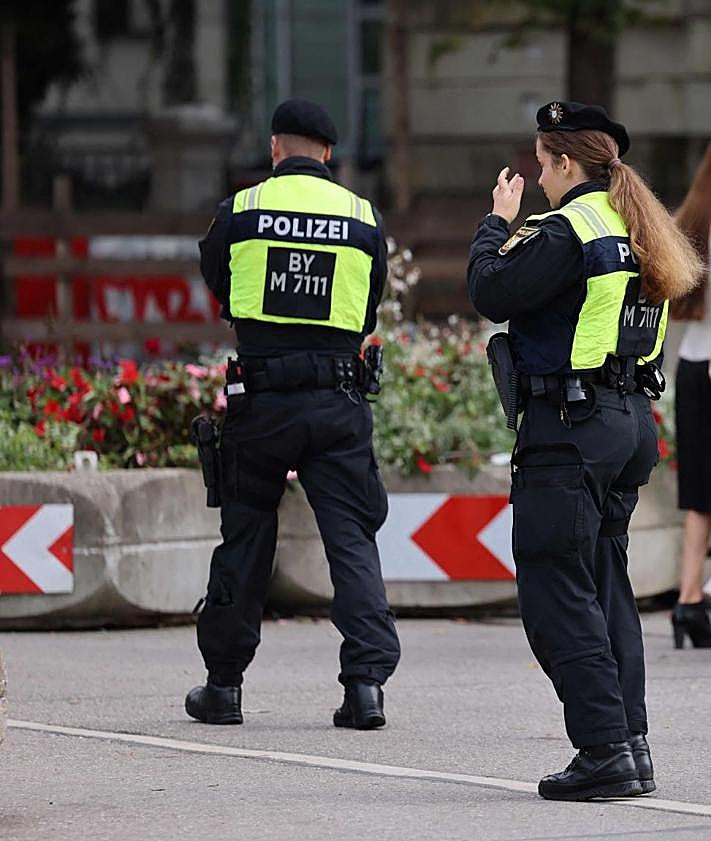 Imagen secundaria 2 - La Policía alemana registra el recinto del Oktoberfest en Múnich.
