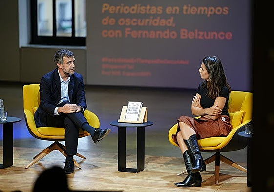Fernando Belzunce presenta 'Periodistas en tiempos de oscuridad', junto a Ana Pastor.