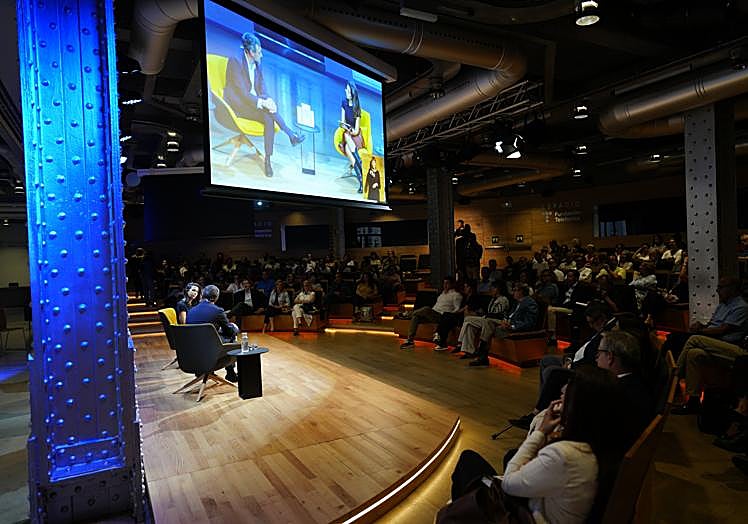 Fernando Belzunce y Ana Pastor, durante la presentación de 'Periodistas en tiempos de oscuridad' en el Espacio Fundación Telefónica.