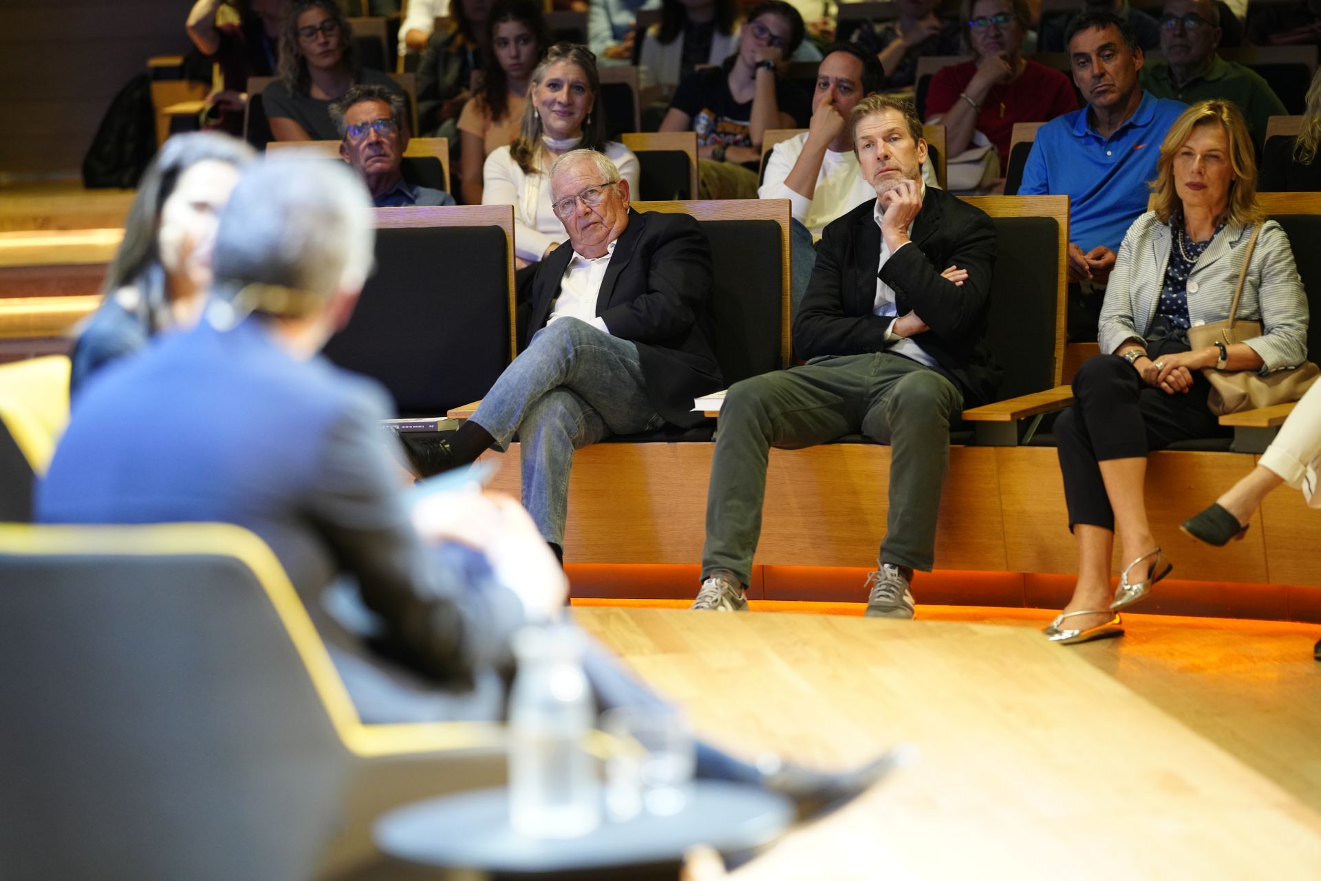 El periodista Fernando Jáuregui (izquierda), Pepe Cerezo, especialista en estrategia digital en medios, y Mar Cohnen, directora de XLSemanal. 