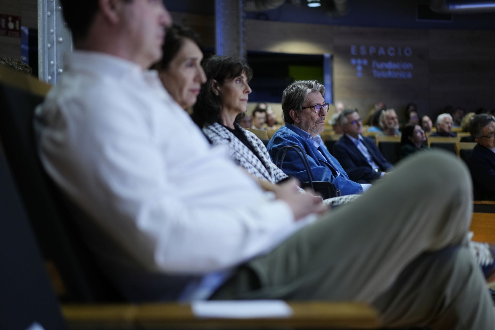 El columnista de ABC Ignacio Camacho (derecha) y Noemí Ramírez (izquierda), directora de Estrategia Digital de Vocento, entre el público asistente.