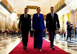 El presidente francés Emmanuel Macron, la primera ministra danesa, Mette Frederiksen, y Pedro Sánchez durante la cumbre de este miércoles.