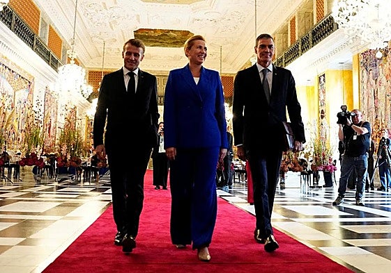 El presidente francés Emmanuel Macron, la primera ministra danesa, Mette Frederiksen, y Pedro Sánchez durante la cumbre de este miércoles.