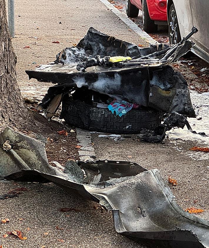 Imagen secundaria 2 - Coches incendiados en el norte de Múnich.