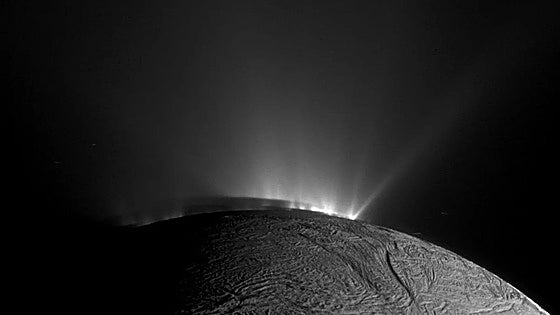 Nuevas pruebas confirman que Encélado, una de las lunas de Saturno, alberga condiciones para la vida