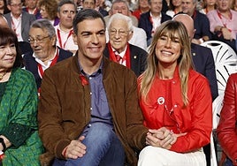 El presidente del Gobierno, Pedro Sánchez (c), y su mujer Begoña Gómez (d)