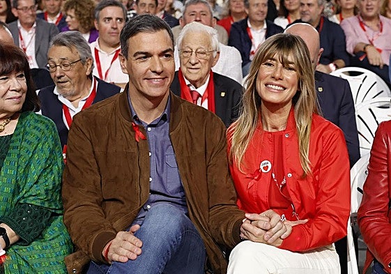 El presidente del Gobierno, Pedro Sánchez (c), y su mujer Begoña Gómez (d)