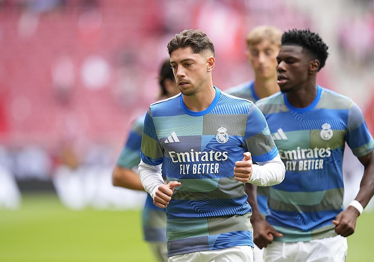 Fede Valverde, realizando ejercicios de calentamiento con el Real Madrid.