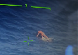 Vista del avión donde se muestra al joven varado en la moto acuática