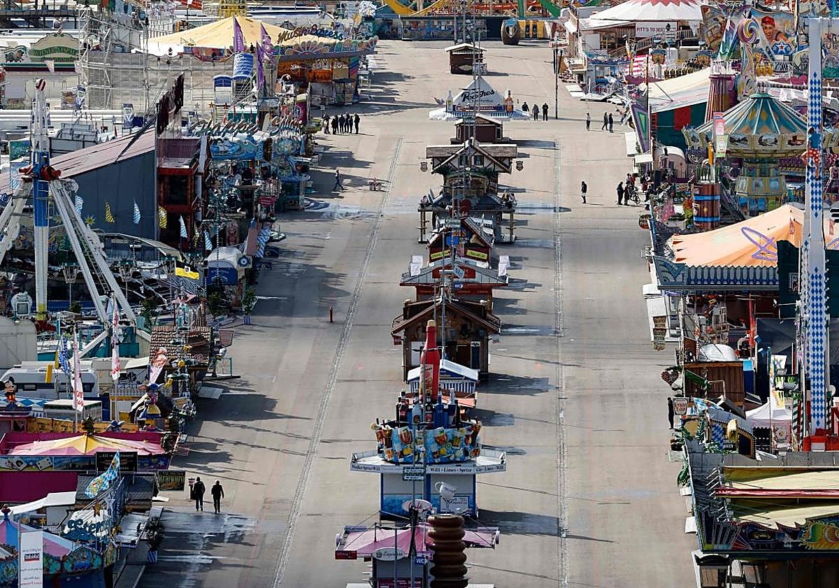 Imagen principal - La Policía alemana registra el recinto del Oktoberfest en Múnich.
