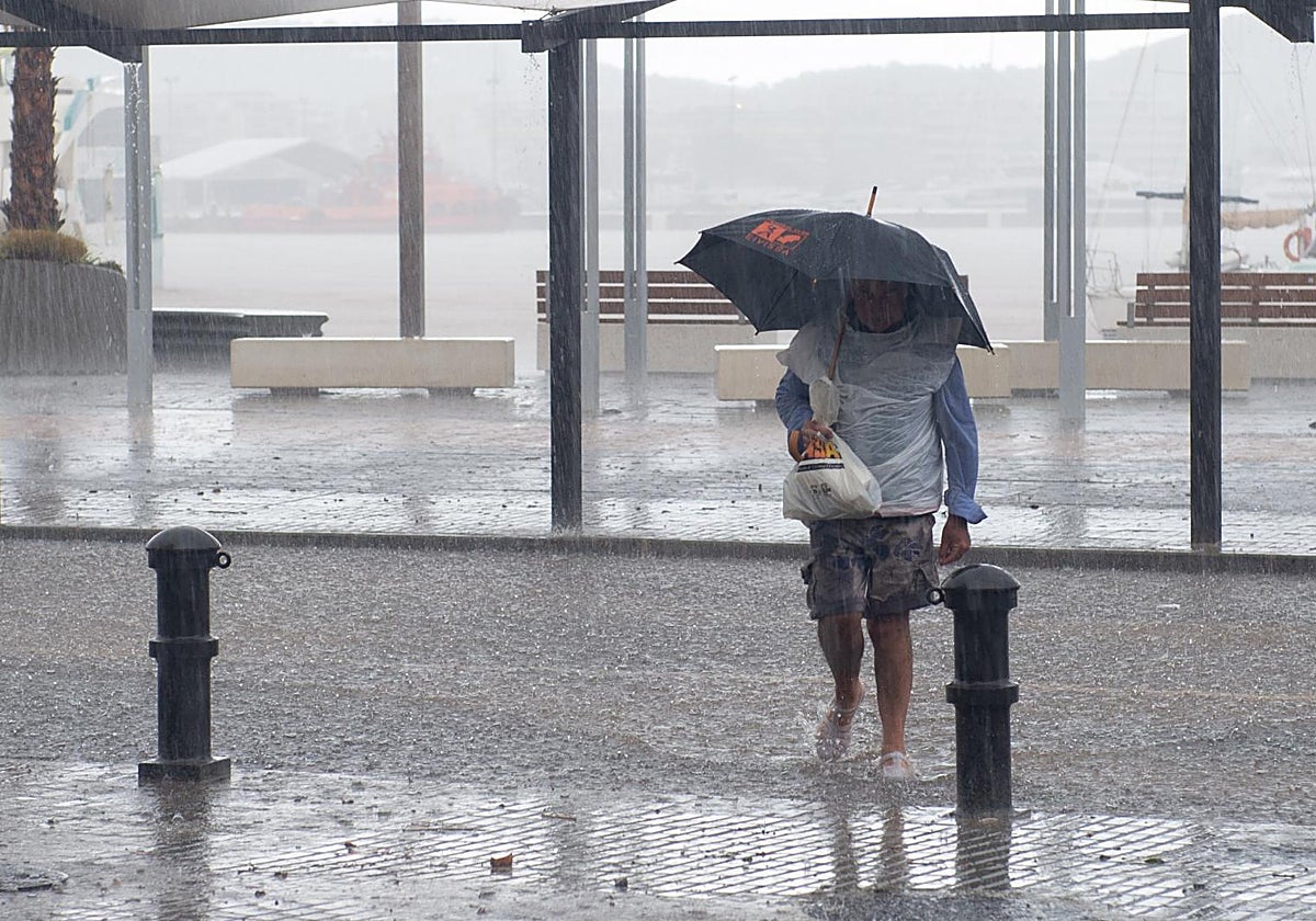 Un hombre se protege de las lluvias toorenciales en Ibiza el pasado 30 de septiembre.