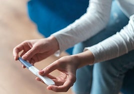 Una mujer contempla el resultado de un test de embarazo.