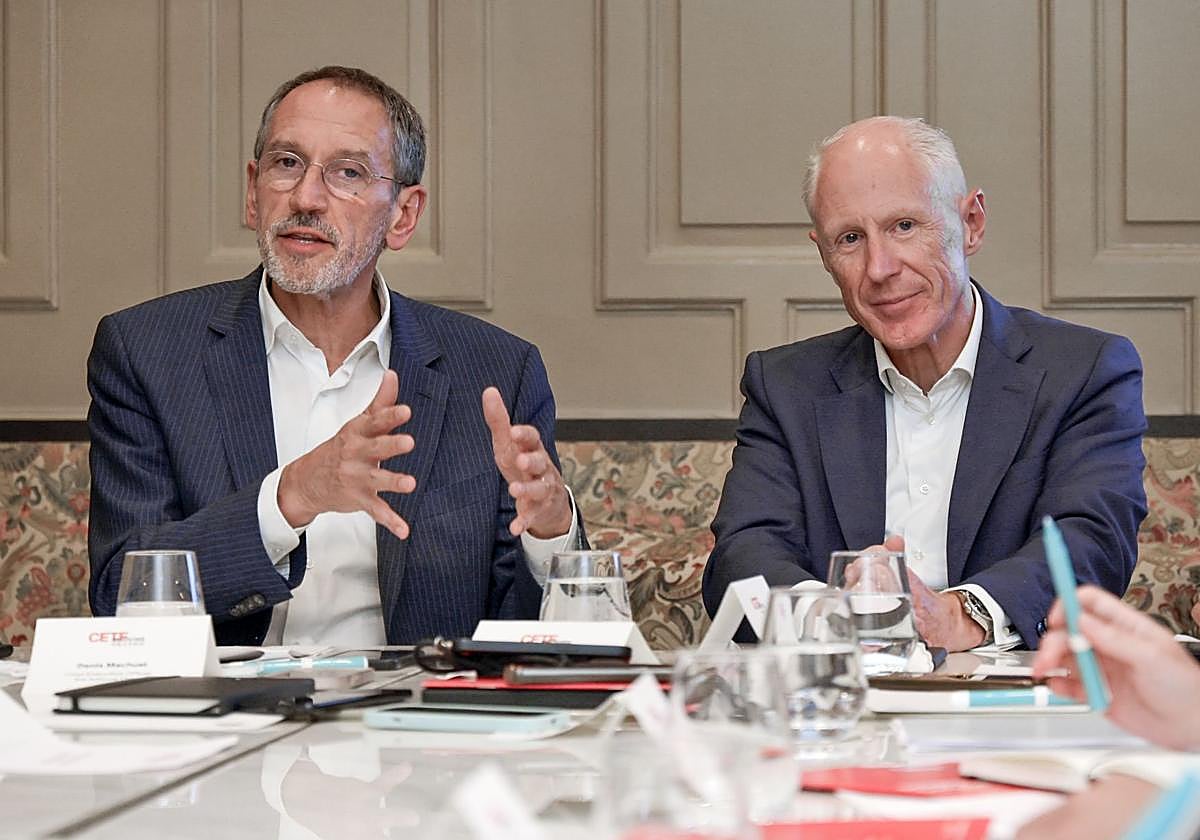 El consejero delegado de Adecco Group, Denis Machuel (izq.), junto al presidente de la compañía, Jean-Christophe Deslarzes, durante el encuentro.
