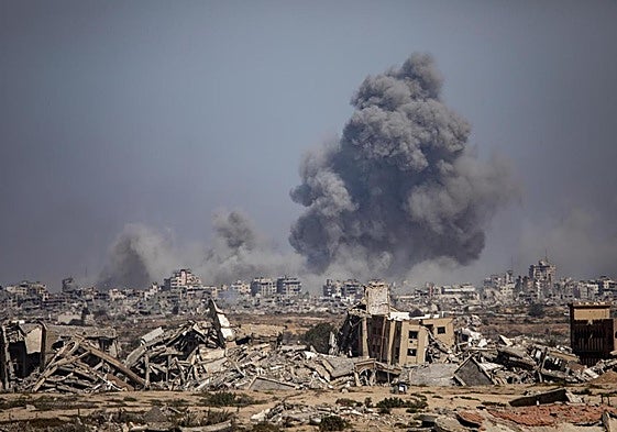 Columna de humo durante un bombardeo en Gaza.