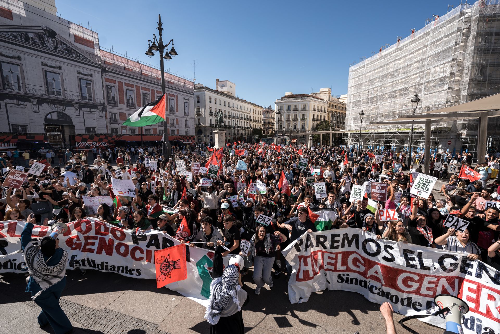 Estudiantes durante una manifestación del Sindicato de Estudiantes en apoyo al pueblo palestino, en la Puerta del Sol de Madrid.