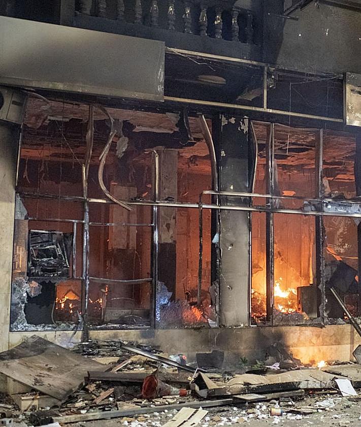 Imagen secundaria 2 - Los disturbios en Marruecos causan tres muertos en el asalto a un cuartel